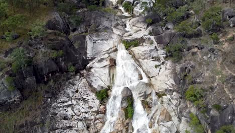 Vista-Aérea-De-Las-Cataratas-De-Emerald-Creek-Con-Agua-Cayendo-En-Cascada-Por-La-Pared-Rocosa