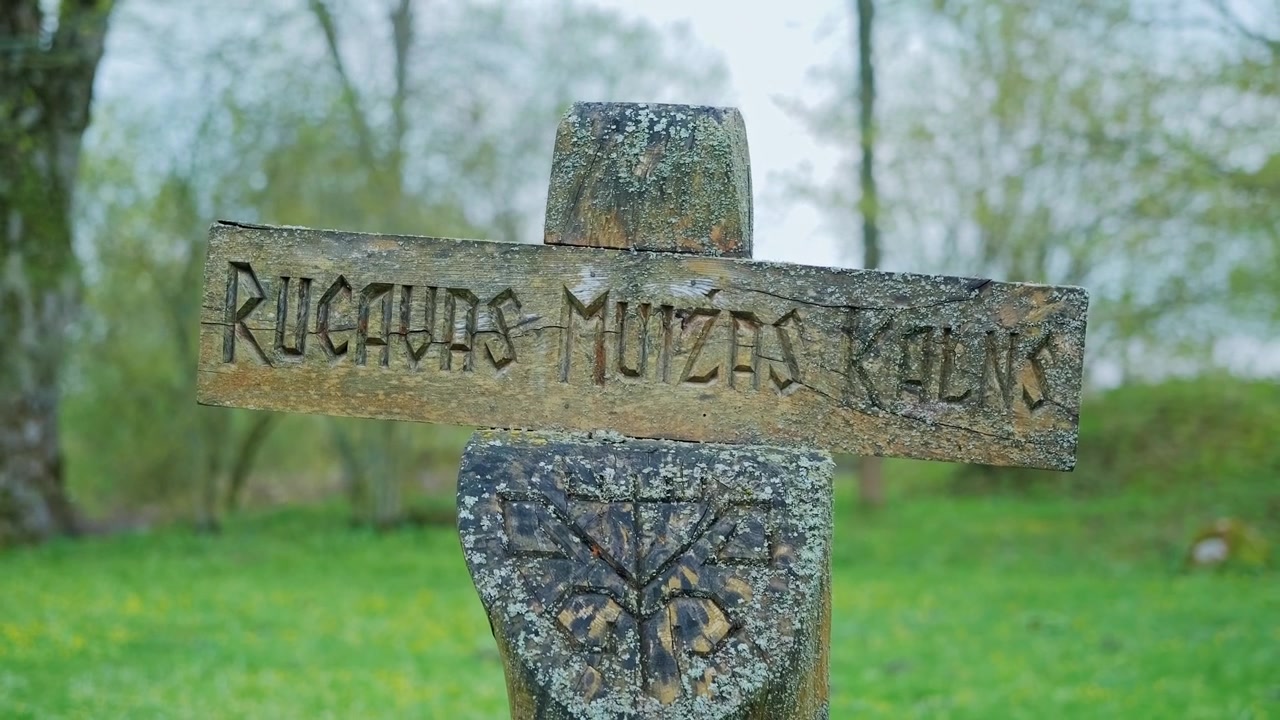 Punto di riferimento in legno intagliato presso il sito della tenuta di Rucava, accanto all'arboreto in Lettonia.