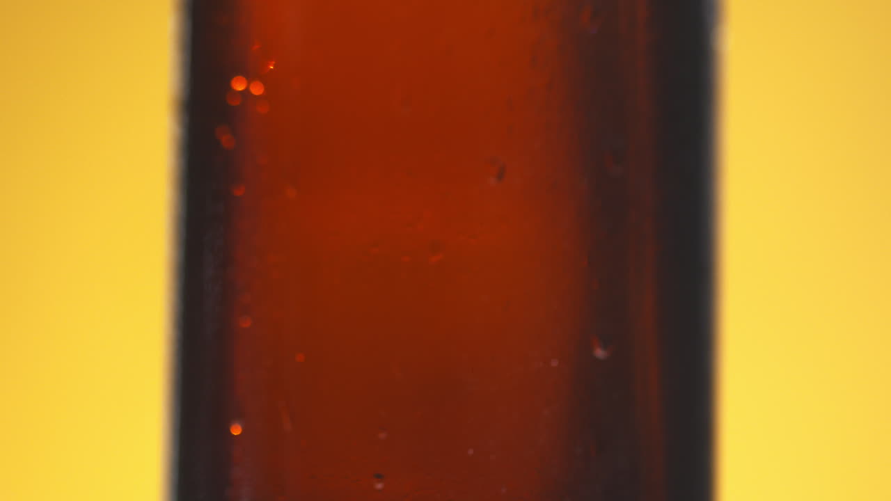 복사 공간과 함께 차가운 맥주 또는 탄산 음료 병의 으로 내려가는 응축 물방울의 초점 을 당기십시오.