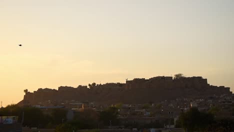 Vollständige-Sicht-Auf-Die-Goldene-Festung-Von-Jaisalmer-Aus-Der-Ferne-Zum-Zeitpunkt-Des-Sonnenuntergangs