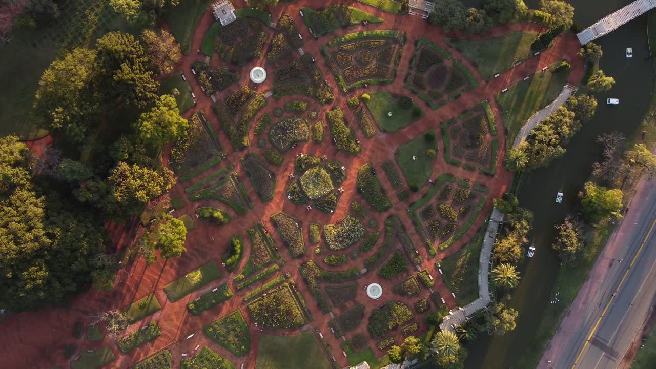 rosedal de palermo en la ciudad de buenos aires al atardecer