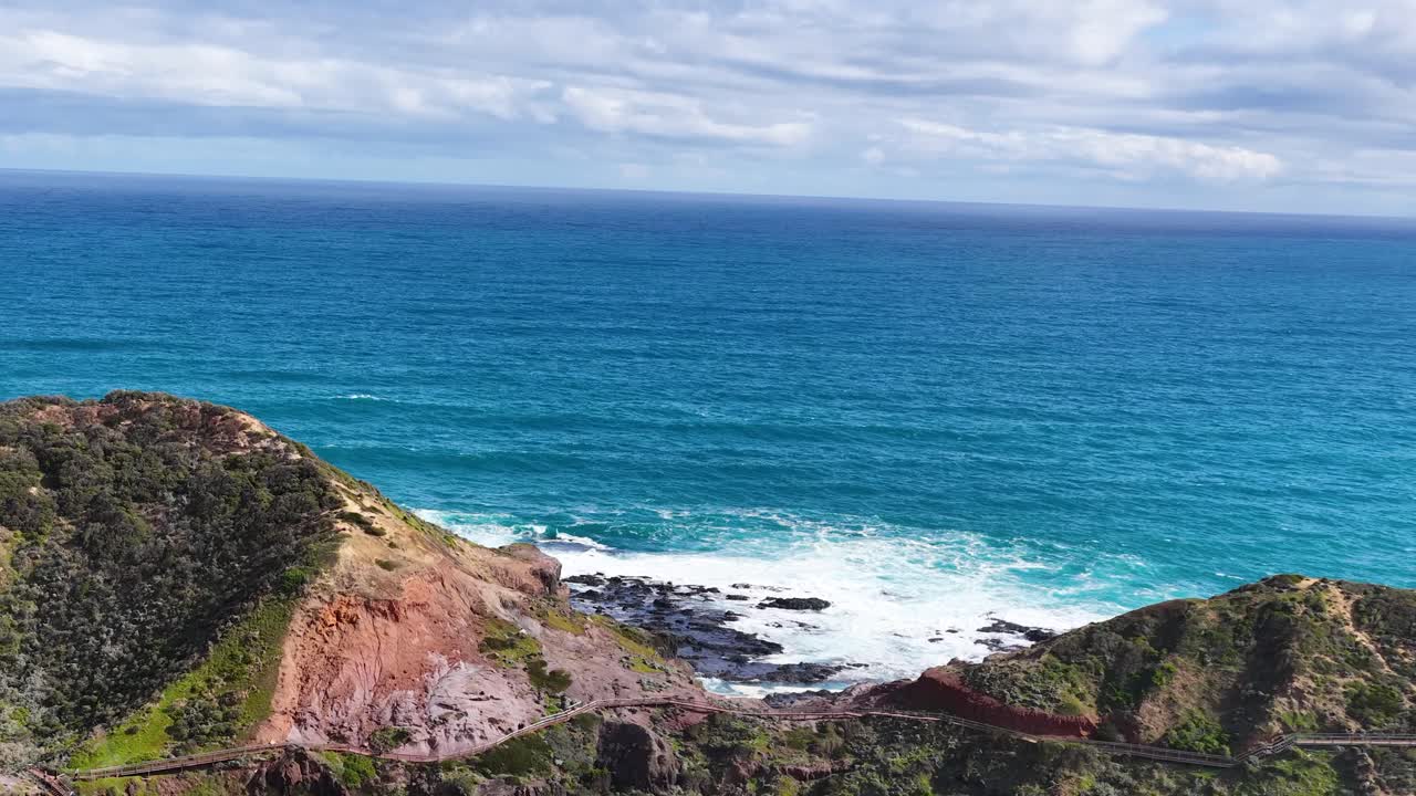 Ampia vista aerea delle scogliere di Cape Schanck, delle onde dell'oceano e della costa spettacolare alla luce del giorno