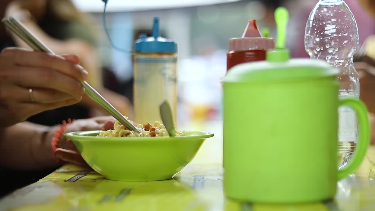 Ripresa di qualcuno che mangia il suo cibo indonesiano e gioca con i suoi noodles