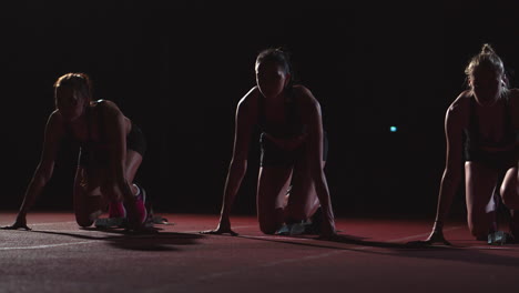 Tres-Atletas-Femeninas-Al-Inicio-Se-Preparan-Para-La-Carrera-Y-Comienzan-En-La-Cinta-De-Correr.