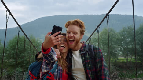 Los-Turistas-Viajan-Haciendo-Videos-En-Las-Montañas.-Pareja-Tomando-Selfie-En-Teléfono-Móvil