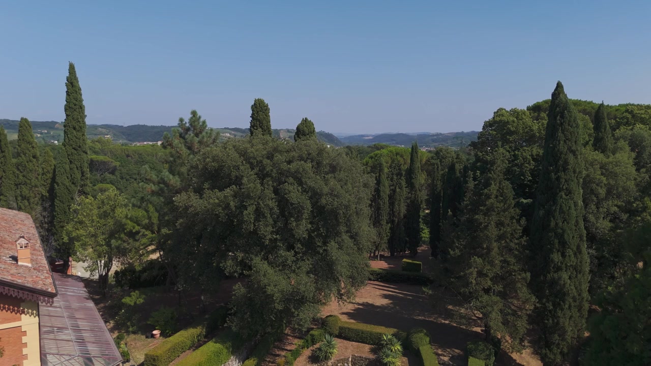 La veduta aerea si sposta dai giardini di ville storiche alla rigogliosa campagna vicino a Firenze, Italia.