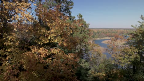 Río-Au-Sable-En-Michigan-Durante-Los-Colores-Del-Otoño-Con-Video-De-Cardán-Panorámico-De-Izquierda-A-Derecha