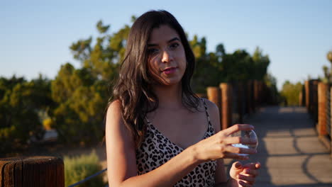 Una-Hermosa-Mujer-Hispana-Con-Una-Bola-De-Cristal-Mágica-Sonriendo-Y-Actuando-Linda-En-Cámara-Lenta-Al-Atardecer