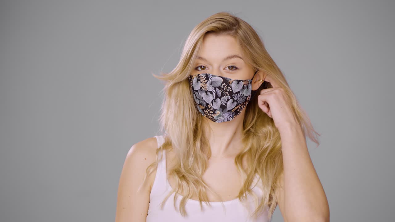 마스크 를 조정 하는 여자