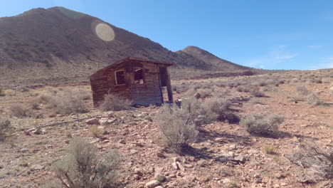 Schwenk-über-Eine-Plumpsklo-Ruine-In-Der-Wüste-Von-Arizona
