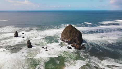 gran roca en medio de la playa