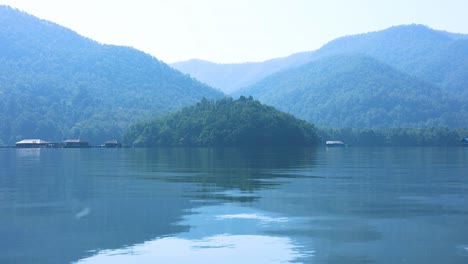 조용 한 산악 풍경 을 반영 하는 조용 한 물