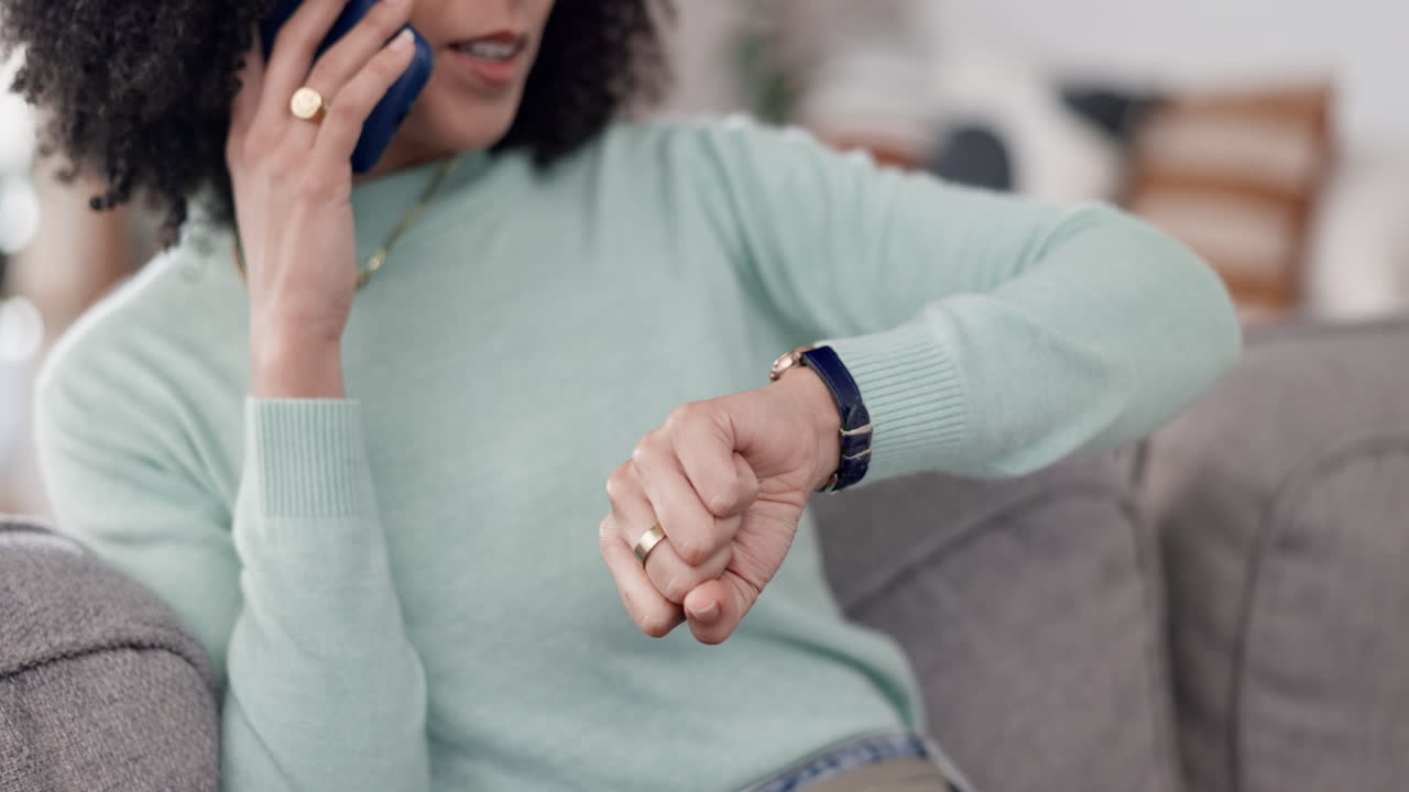 casa, llamada telefónica y mujer comprobar el tiempo y hablar