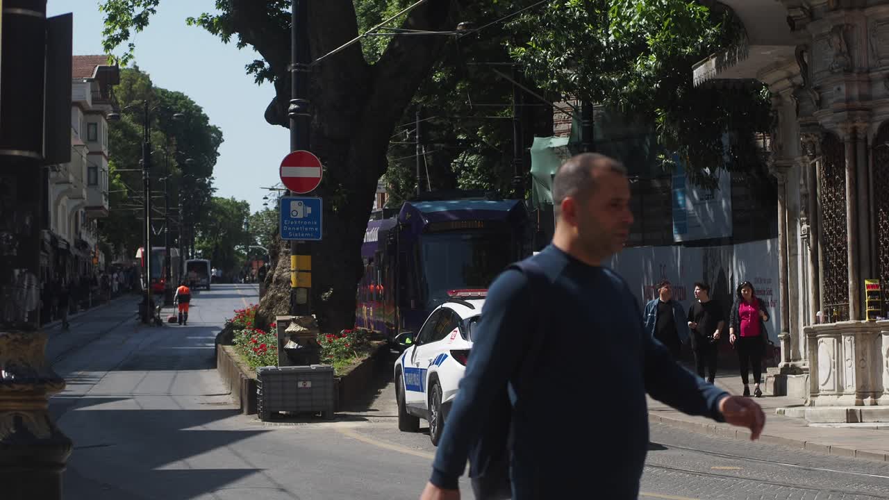 이스탄불 시의 거리 장면과 트램과 경찰차