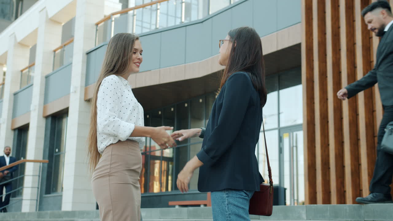 mujeres de negocios en conversación