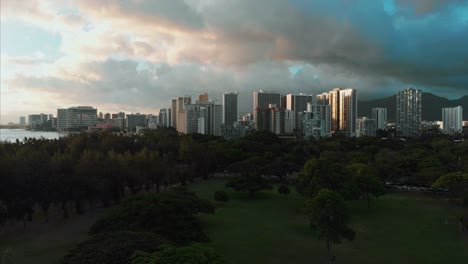 Aerial-drone-footage-of-Honolulu,-Hawaii