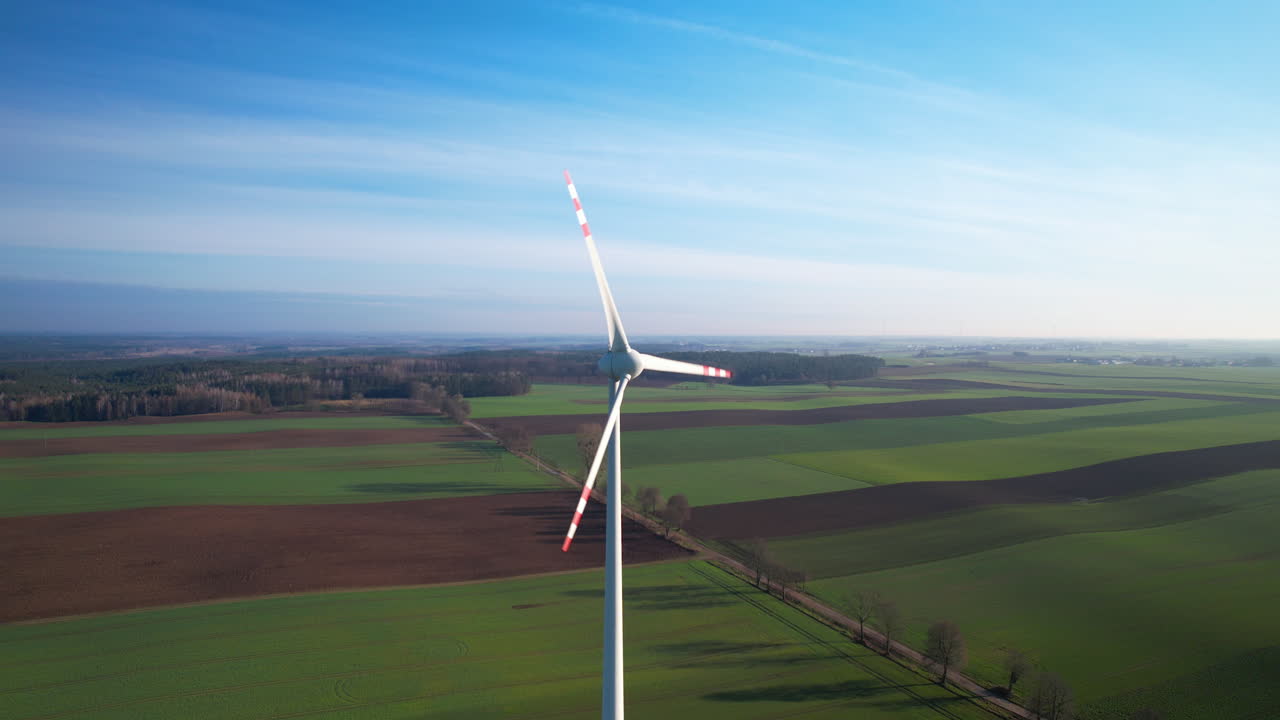 해가 지는 순간에 회전하는 블레이드가 있는 풍력 터빈