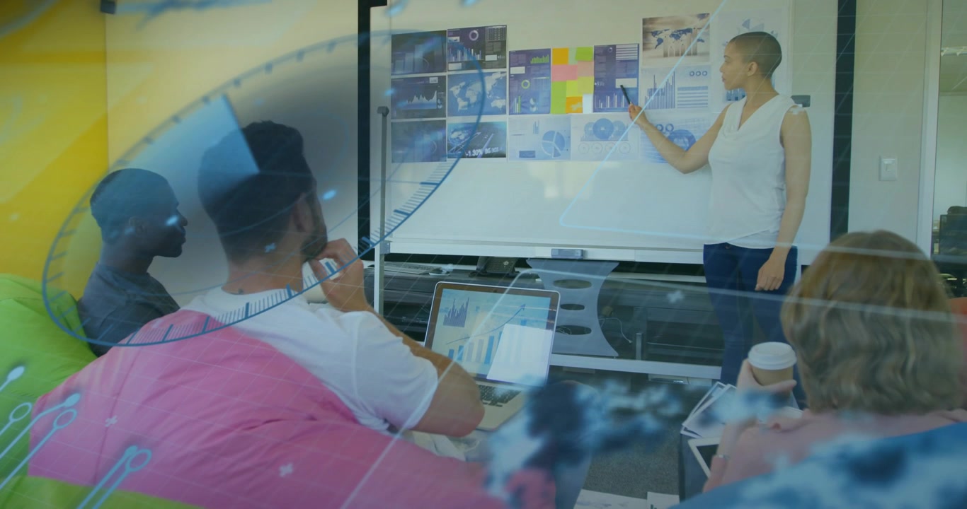 Presentatore che conduce una riunione di lavoro, risponde a una domanda, mostrando un globo digitale e sovrapposizioni di grafici.