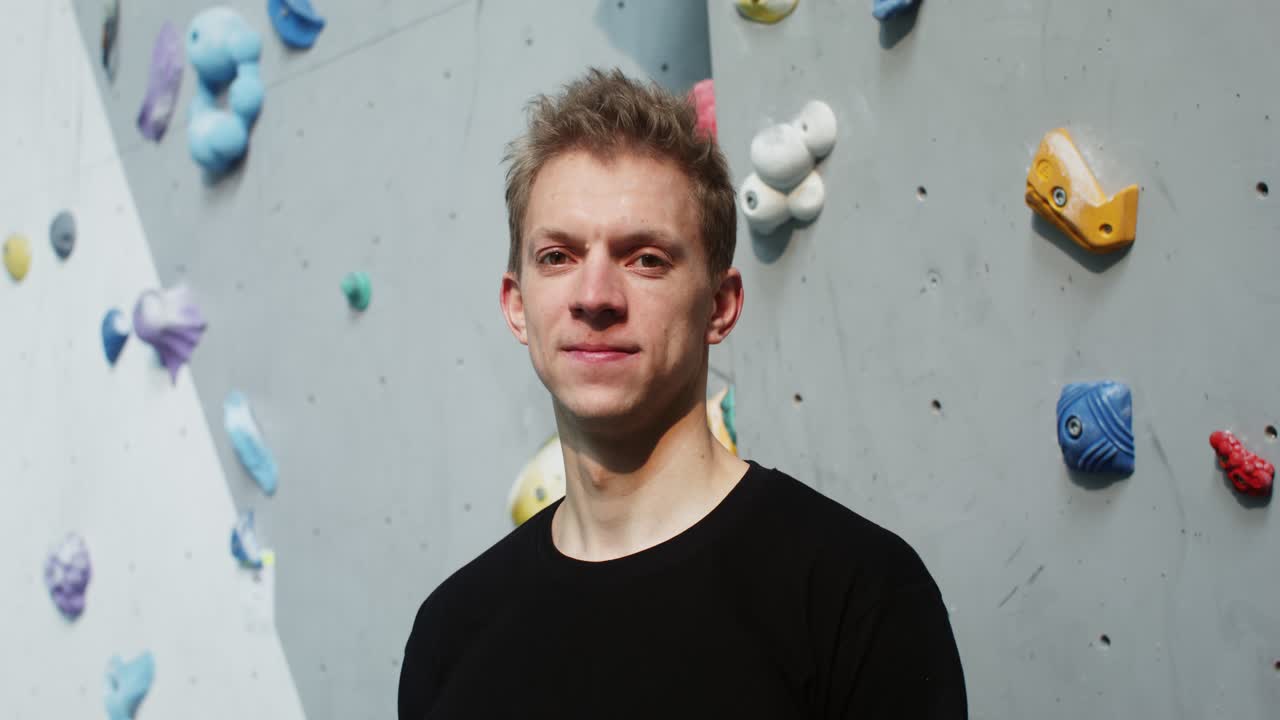 실내 암벽 등반 체육관 의 남자