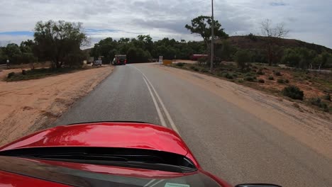 Fahren-Im-Outback,-Während-Wasser-Die-Straße-überquert