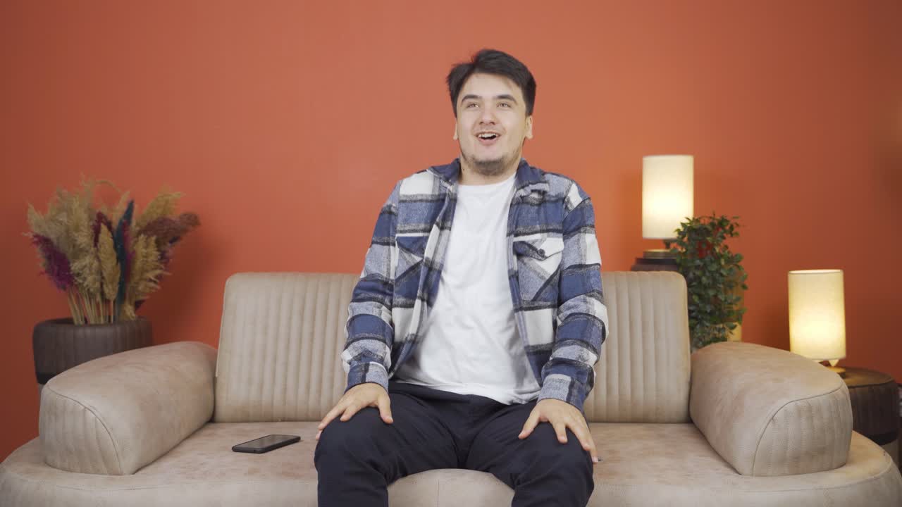 흥분한 느낌의 남자의 초상화.