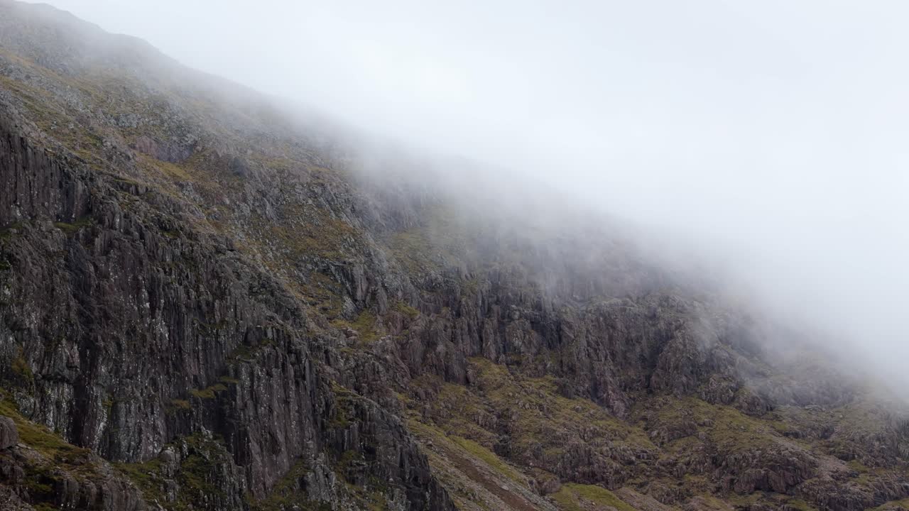 imágenes aéreas de drones de la cara de la montaña de glencoe en las tierras altas escocesas,
