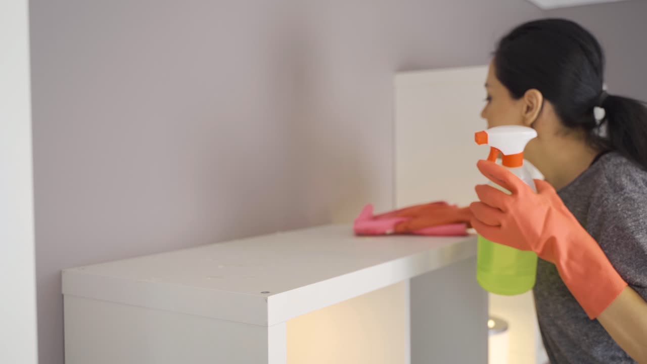 limpiando el polvo con un paño. mujer limpiando la casa.