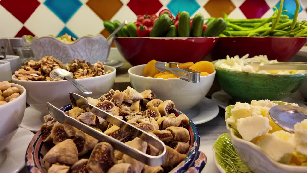 Ricco tavolo da buffet con fichi secchi, noci e verdure fresche