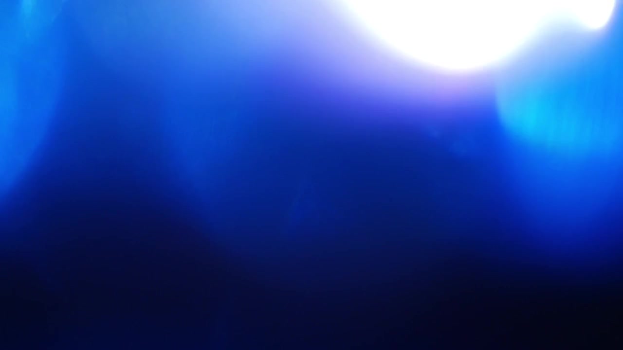 Fugas de luz azules abstractas y destellos ópticos en transición