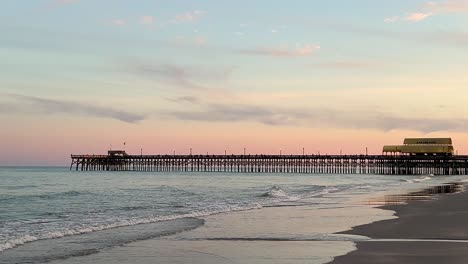 Muelle-Apache-Al-Atardecer-En-Myrtle-Beach,-Carolina-Del-Sur