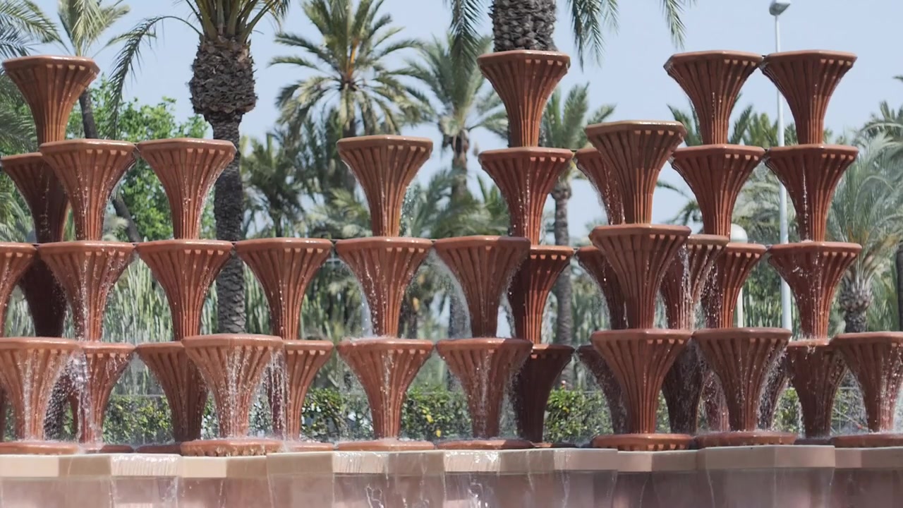 La fontana nella Glorieta, nel parco comunale di Elche, Spagna. Originariamente registrato a 180fps. Super rallentatore.