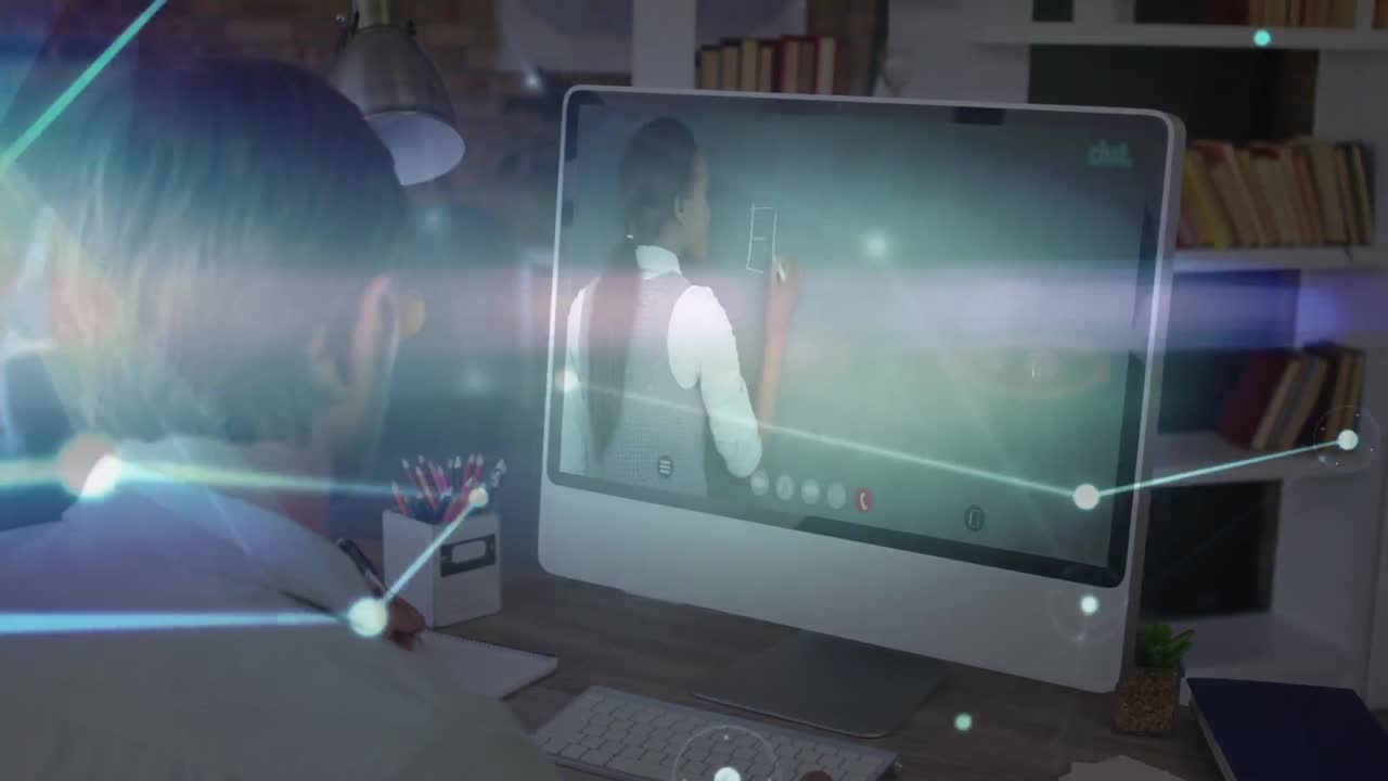 animación de conexiones sobre hombre caucásico haciendo una videollamada en computadora portátil
