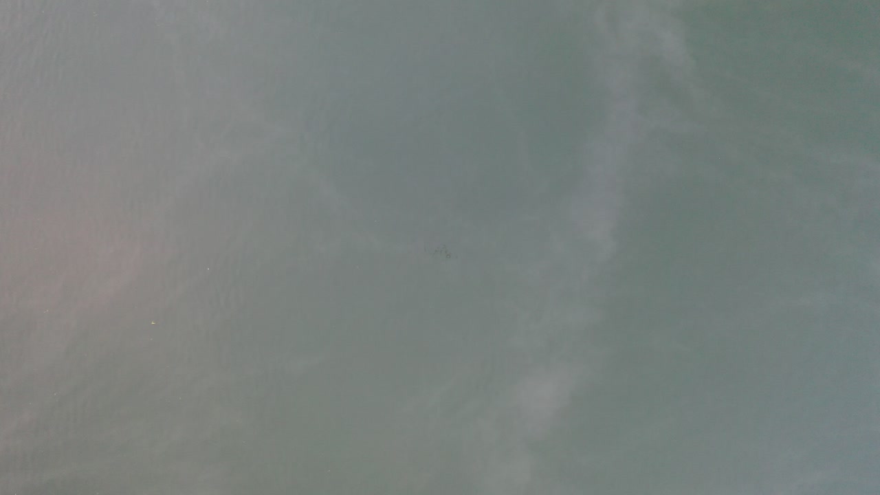 vista aérea de la superficie del agua tranquila