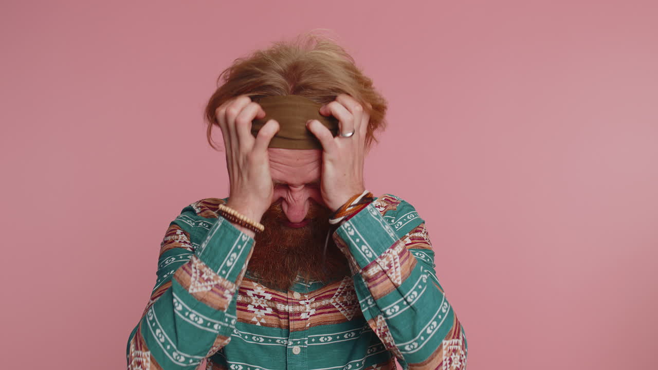 스트레스, 긴장, 문제로 인해 비명을 지르는 사람은 공포, 절망, 두려움, 놀라움, 충격을 느끼고 분노를 표현합니다.