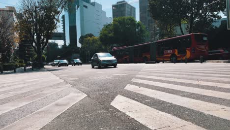 nre 자전거 도로가 있는 멕시코 시티의 교차로에서 타임랩스