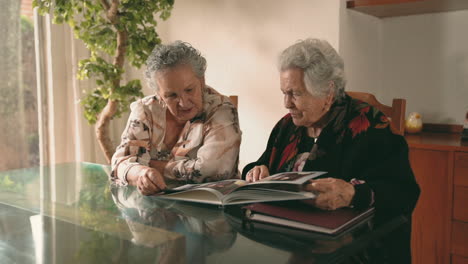 Ältere-Frauen-Betrachten-Gemeinsam-Fotos