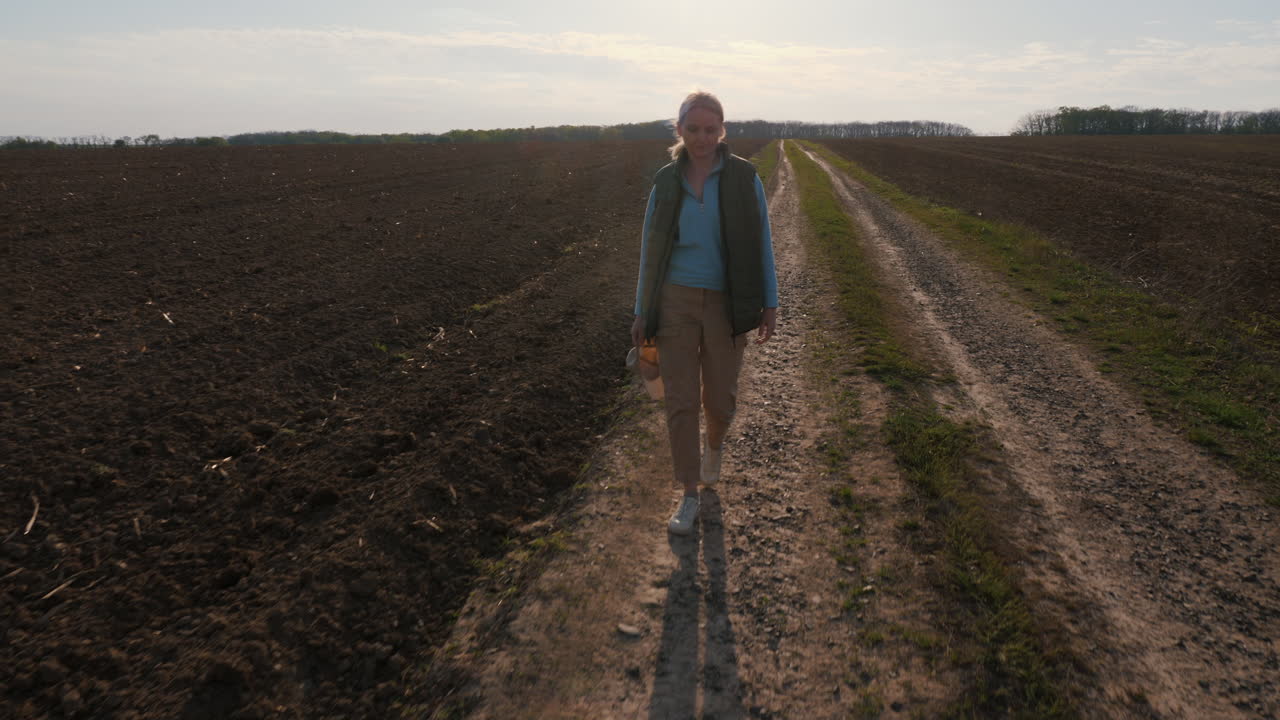 들판 을 가로질러 고 있는 여자