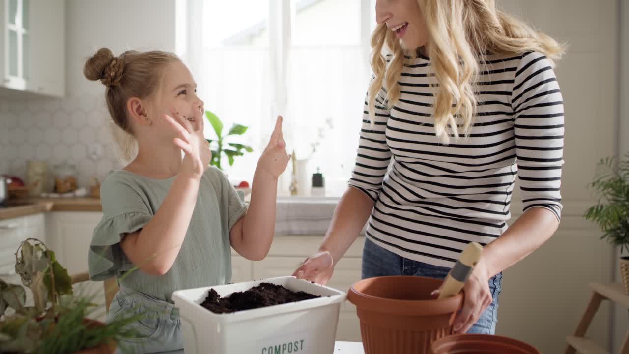 소녀와 여자가 비료를 만드는 동영상