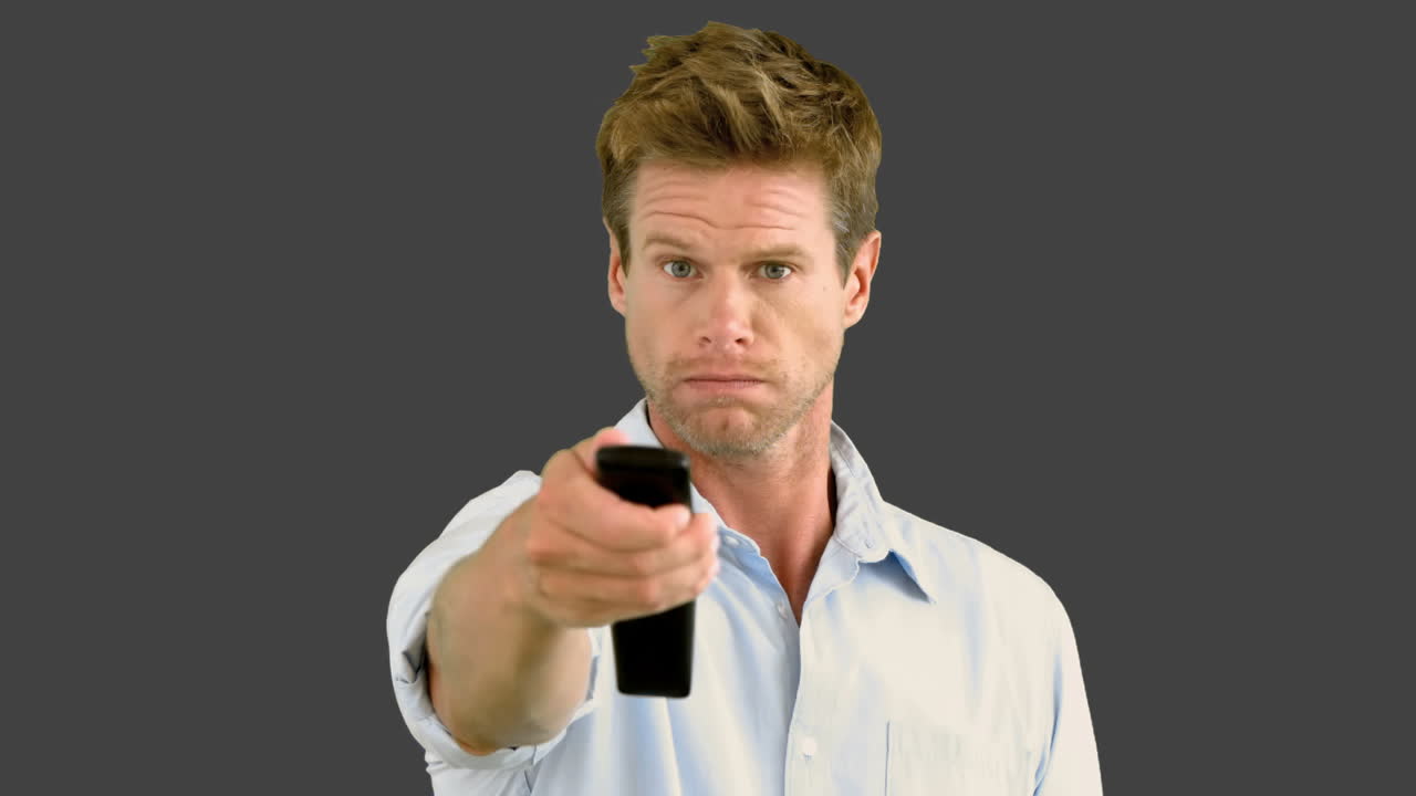 회색 화면에서 리모컨을 사용하는 사람