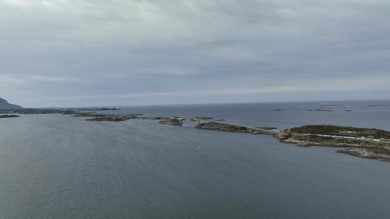 대서양 도로 전체 파노라마 공중 뷰 바다와 지평선 배경 - 여름 구름이 많은 저녁 공중