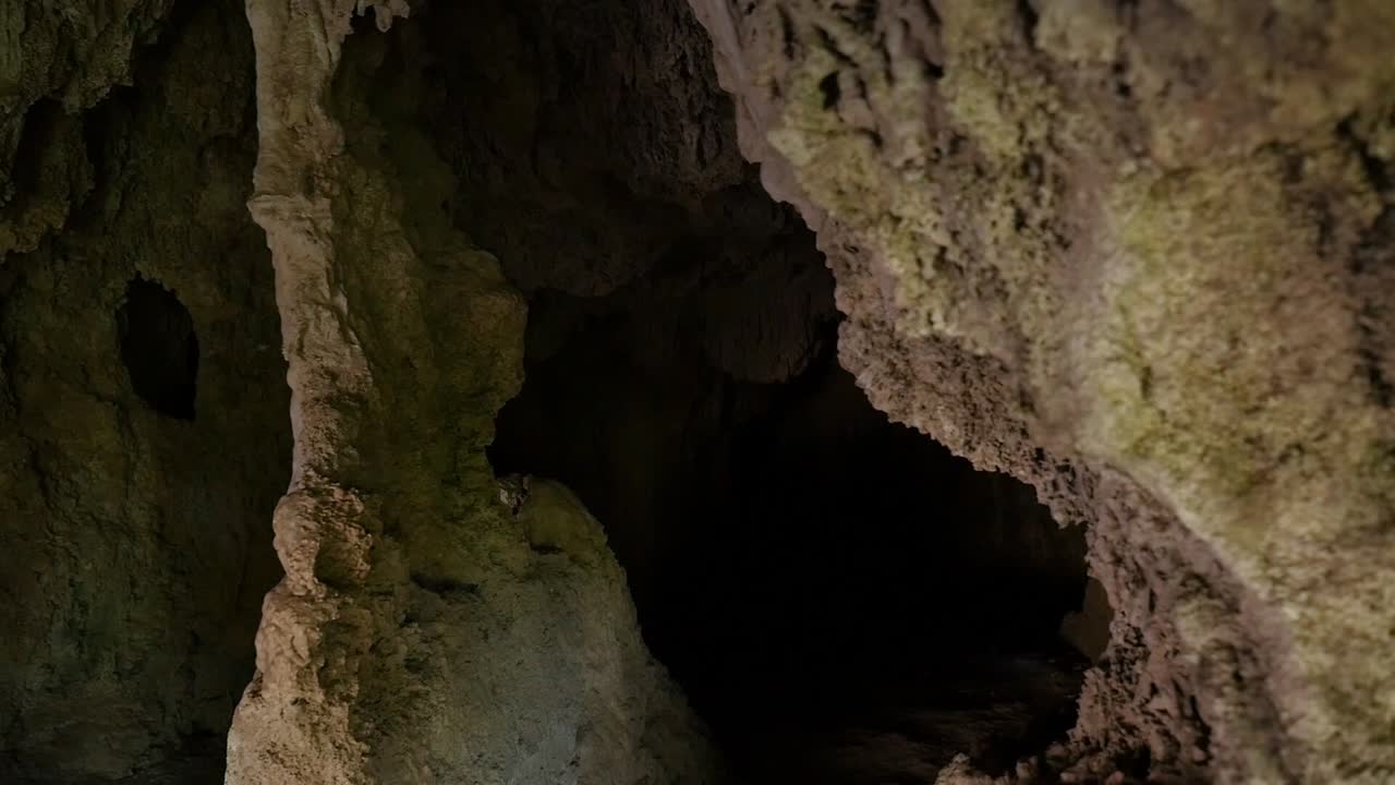 Interno di una grotta a Vélez de Benaudalla. Si possono vedere colonne naturali, stalattiti e la ruvida consistenza della roccia.