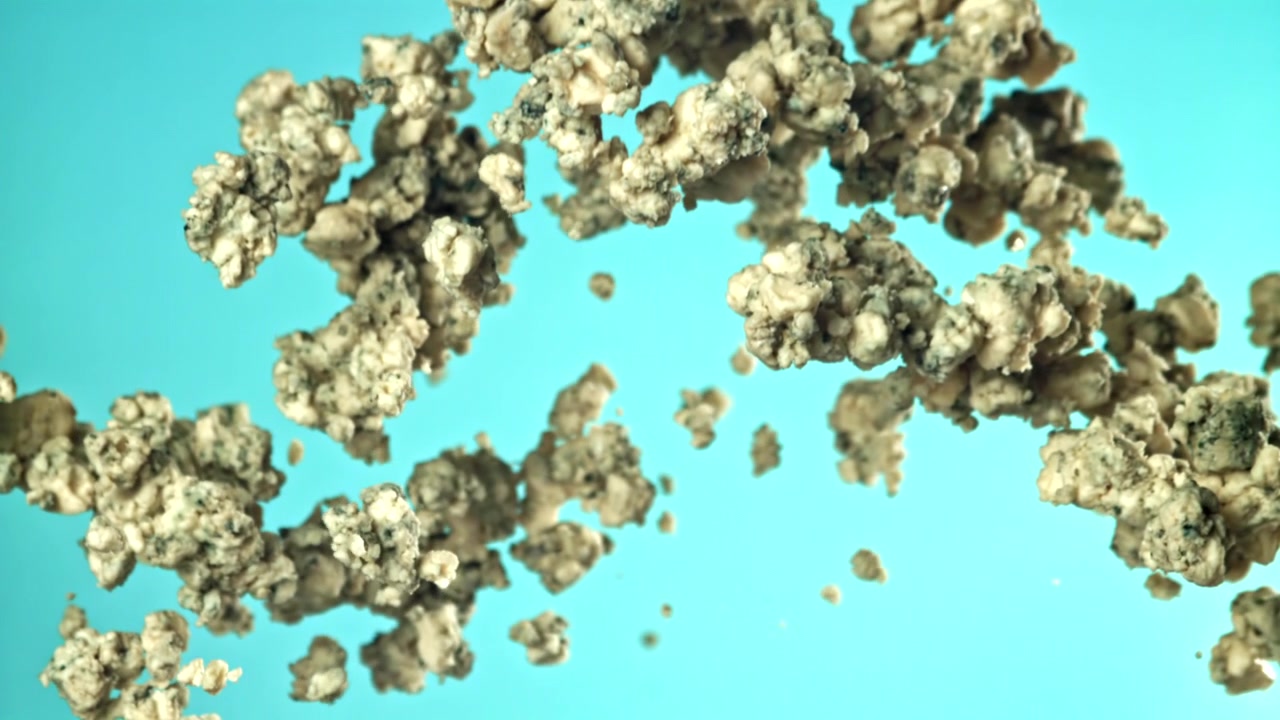 Hakket kød, der falder i slowmotion på blå baggrund