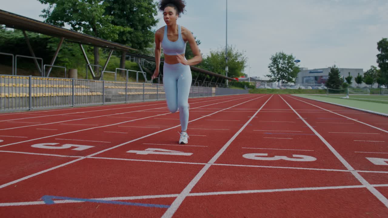 mujer preparándose para correr en una pista