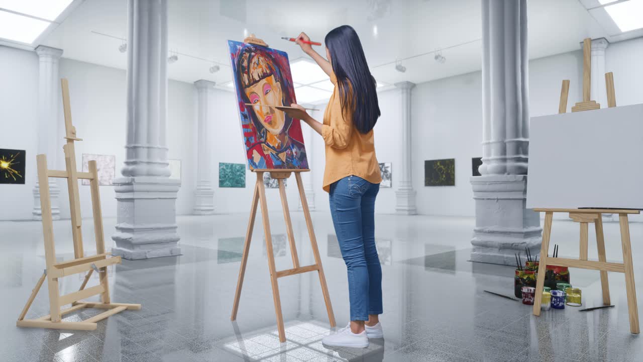 아시안 여성 예술가의 전체 몸의 측면 뷰는 갤러리에서 오일 페인트와 으로 캔버스에 소녀를 그림 그리는 것을 즐긴다.