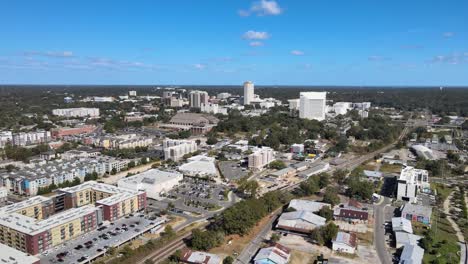 vista aérea de tallahassee, florida, en un día soleado, seguimiento a la izquierda