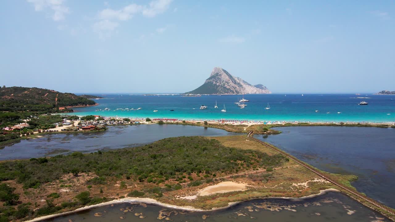 이 매혹적인 드론 영상에서 포르토 타베르나의 해안 매력을 경험하세요.