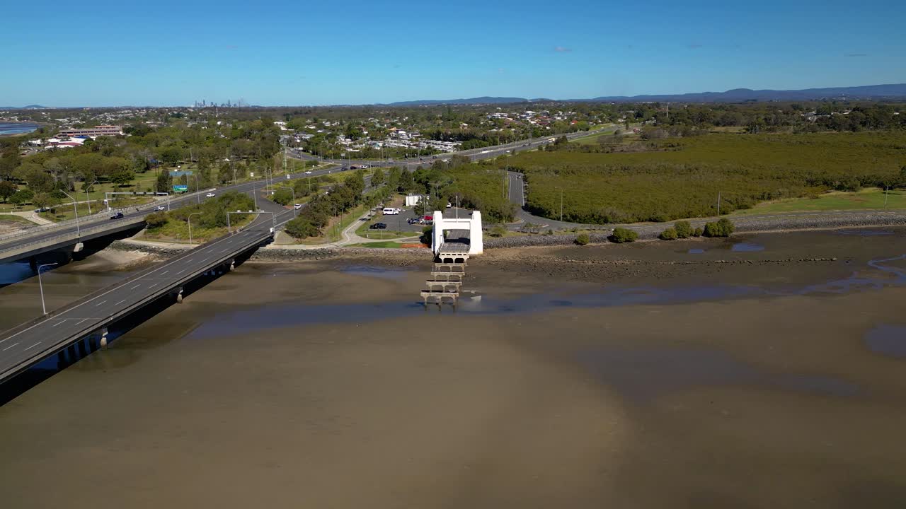 브리즈번 오스트레일리아의 브라이튼과 레드클리프 반도 사이의 하우튼 고속도로 다리 위의 원형 항공 사진