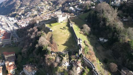 Bellinzona,-Schweiz,-Rotierende-Luftaufnahme-Der-Burg-Auf-Einem-Hügel-über-Dem-Dorf