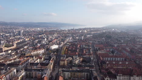 Toma-Aérea-Sobre-La-Histórica-Ciudad-De-Zúrich-En-El-Corazón-De-Suiza