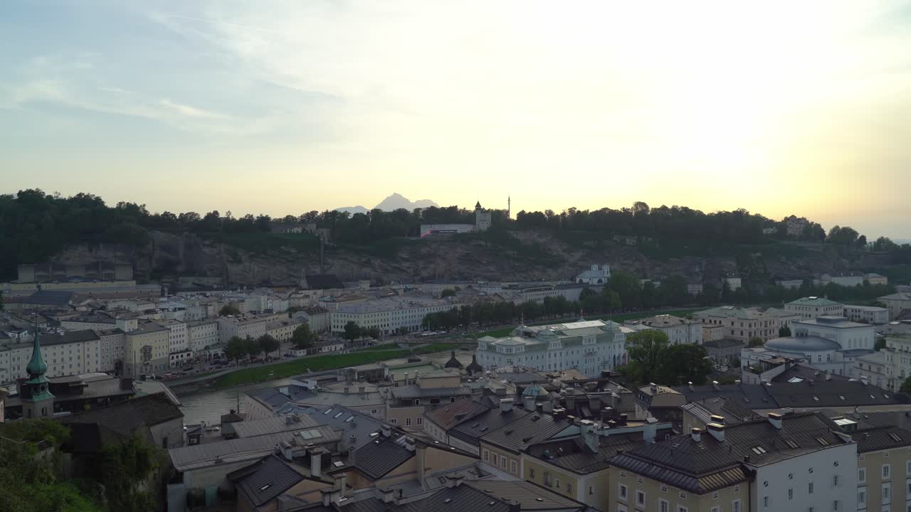 panorama de salzburgo durante la tarde cuando el anochecer casi se puso